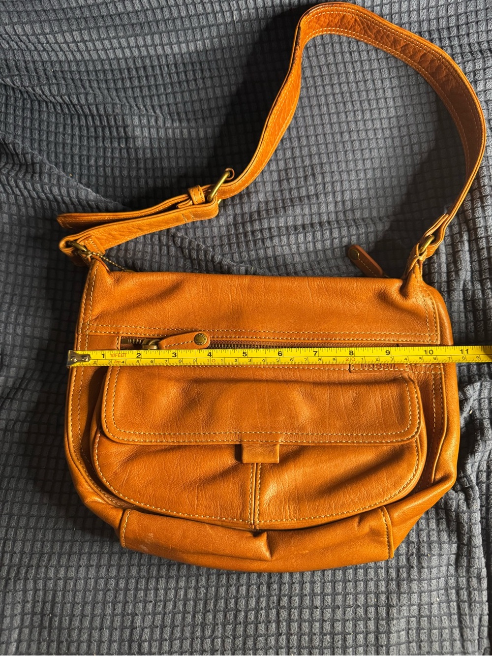 Vintage Fossil shoulder bag features a rich, warm tan leather